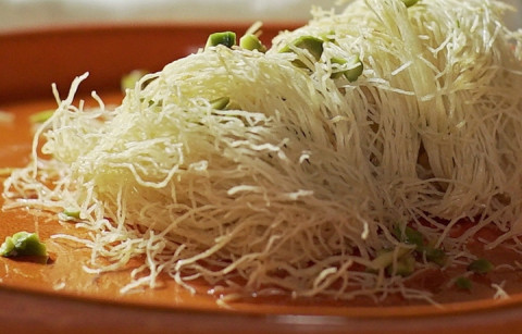 EMBRULHOS DE MASSA KADAIF COM FRUTOS SECOS