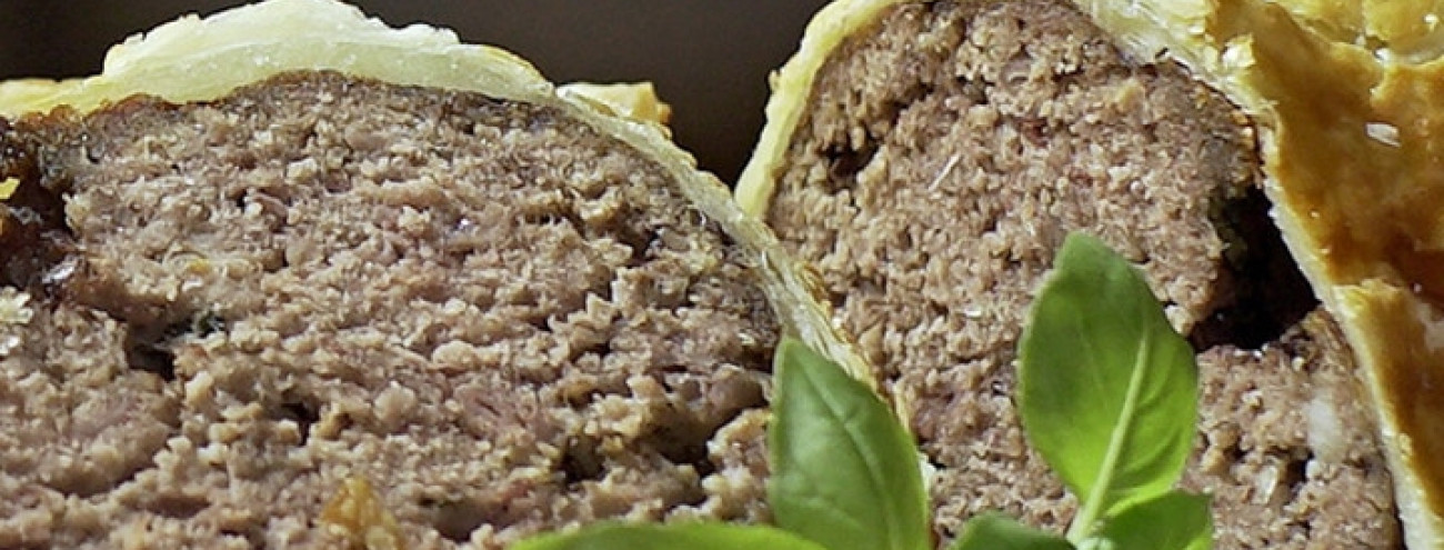 ROLO DE CARNE EMBRULHADO EM MASSA FOLHADA