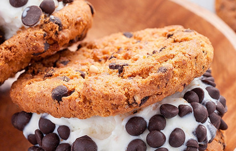 BOLACHAS RECHEADAS COM MANTEIGA DE AMENDOIM E GELADO