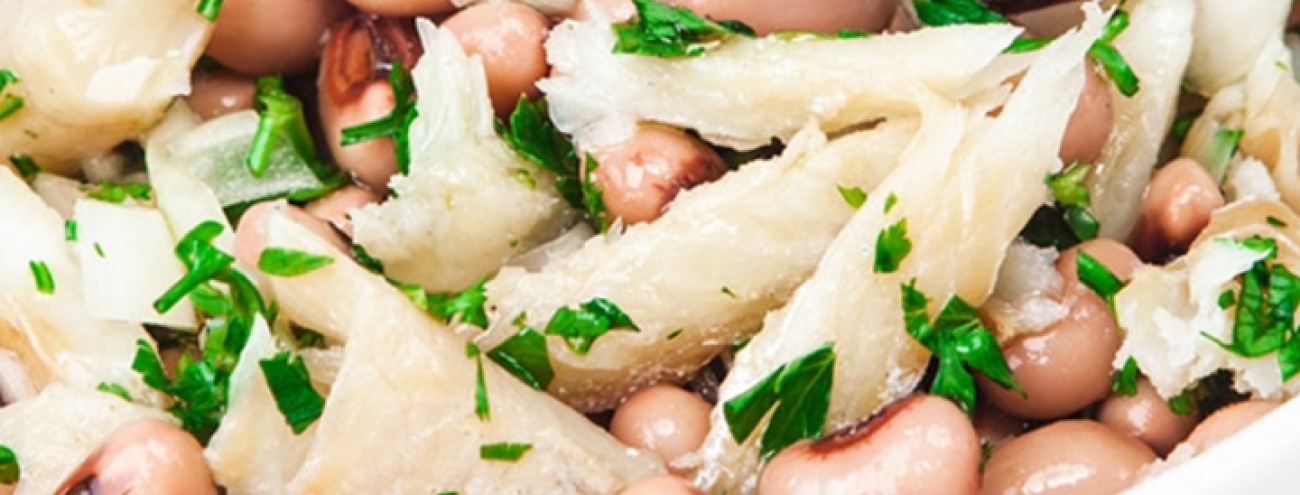 SALADA DE BACALHAU COM FEIJÃO FRADE E ERVAS FRESCAS