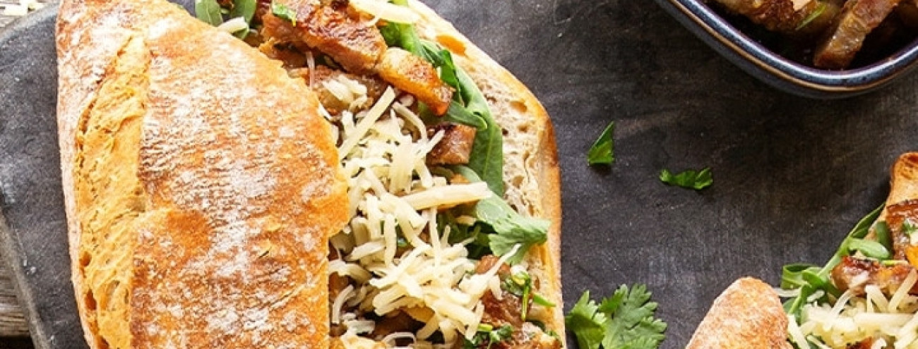 SANDUÍCHE DE ENTREMEADA COM RÚCULA E QUEIJO DA ILHA
