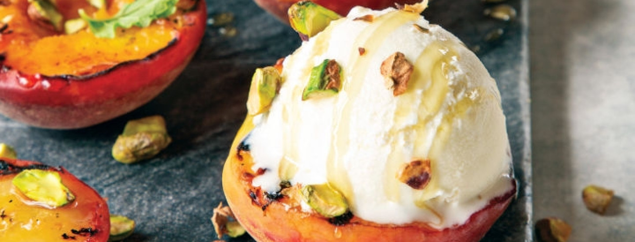PÊSSEGOS GRELHADOS COM GELADO DE NATA