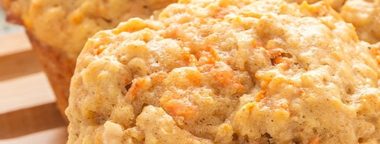 MUFFINS DE AVEIA, CENOURA E MAÇÃ