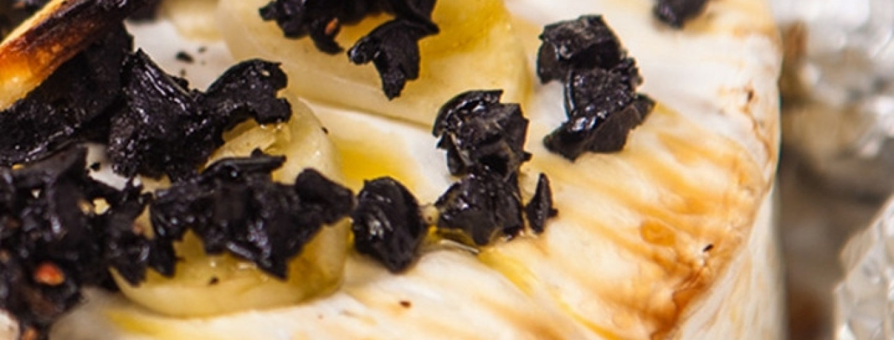 CAMEMBERT COM ALHO E AZEITONAS