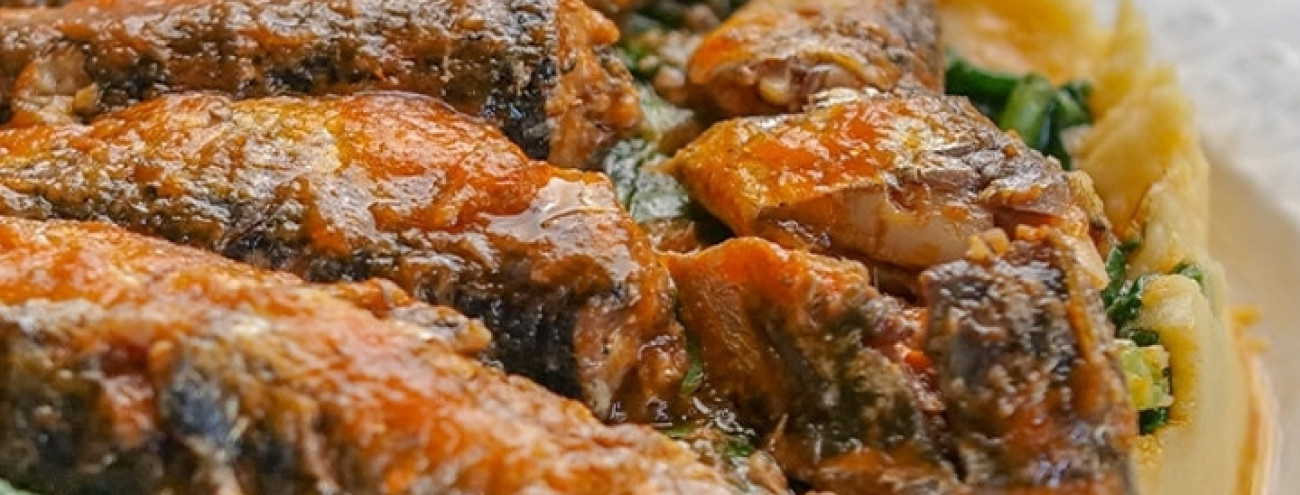 TIMBALE DE SARDINHA COM PURÉ DE GRÃO E ESPINAFRES