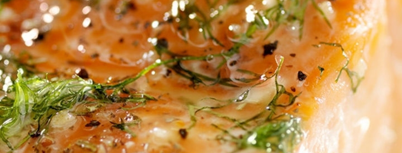 SALMÃO COM CROSTA DE GENGIBRE E LINHAÇA EM CAMA DE ABACAXI