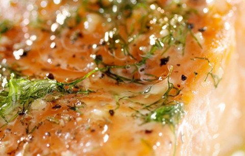 SALMÃO COM CROSTA DE GENGIBRE E LINHAÇA EM CAMA DE ABACAXI