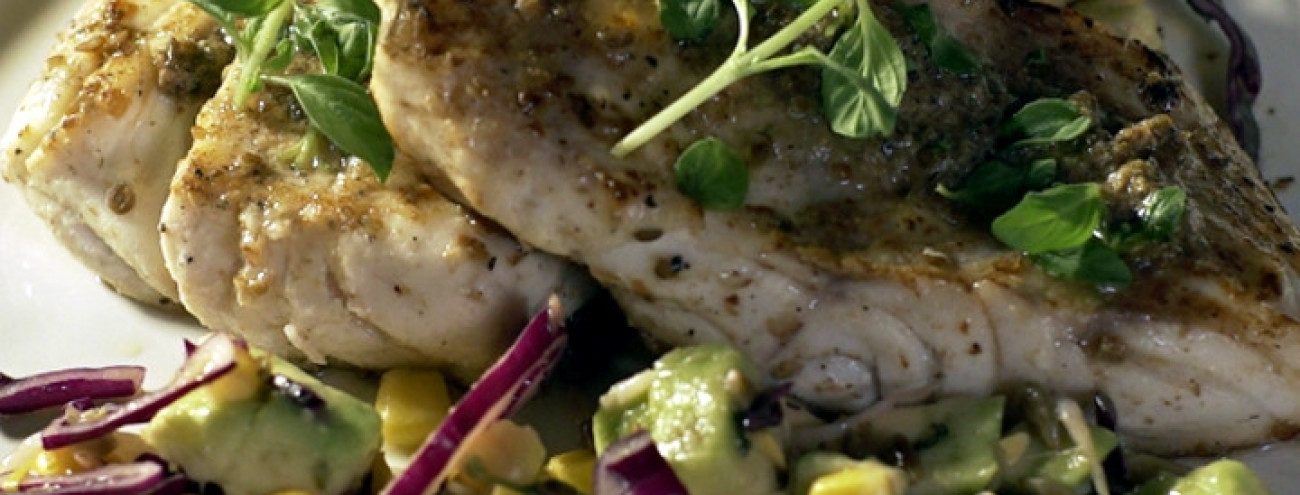 FILETES DE GARUPA COM ABACATE E MILHO