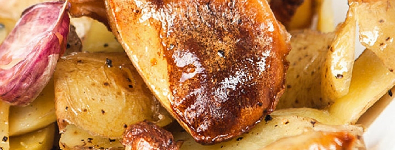 CASCAS DE BATATA ASSADAS COM ALHO E PIMENTA