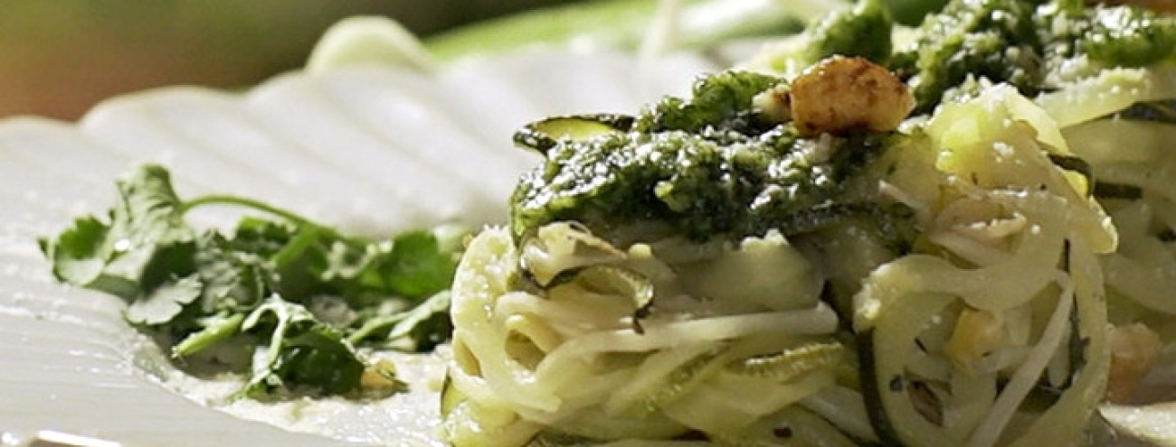 ESPARGUETE DE COURGETTE COM PESTO DE COENTROS