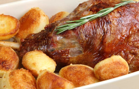 PERNA DE CABRITO COM ERVAS E BATATAS