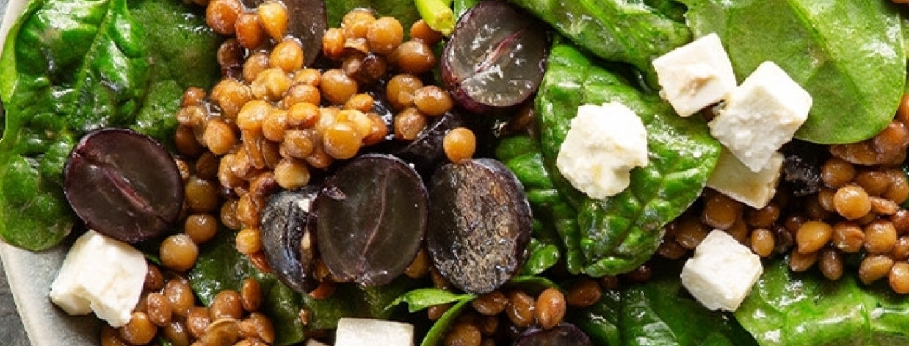 SALADA COM LENTILHAS, UVAS E QUEIJO FETA