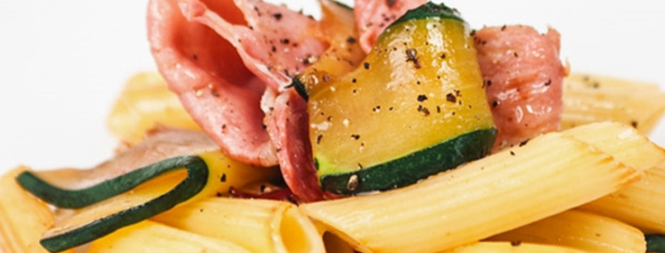 PENNE COM PRESUNTO E COURGETTE SALTEADOS
