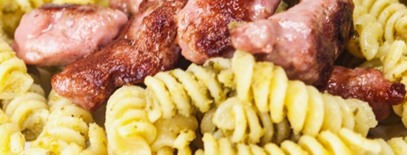 FUSILLI COM PESTO DE RÚCULA E SALSICHA FRESCA