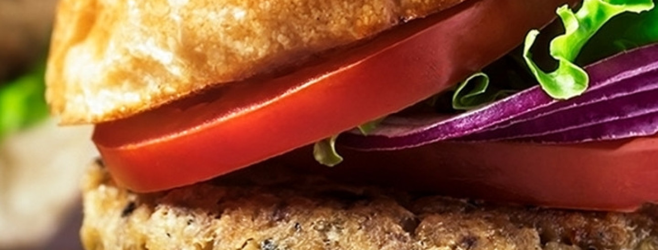 HAMBÚRGUER DE CARNES BRANCAS COM HÚMUS E MOSTARDA DE DIJON À L'ANCIENNE