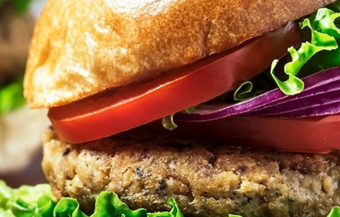 HAMBÚRGUER DE CARNES BRANCAS COM HÚMUS E MOSTARDA DE DIJON À L'ANCIENNE