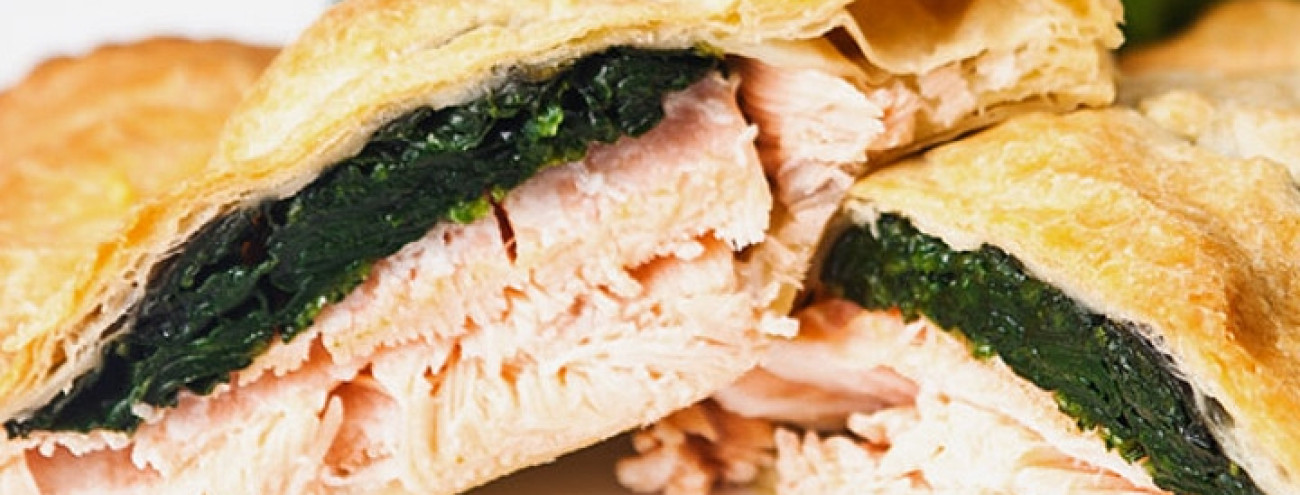 FOLHADO DE SALMÃO COM ESPINAFRES E SALADA DE RÚCULA COM NOZES