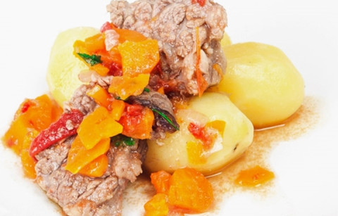 VITELA ESTUFADA COM CENOURA