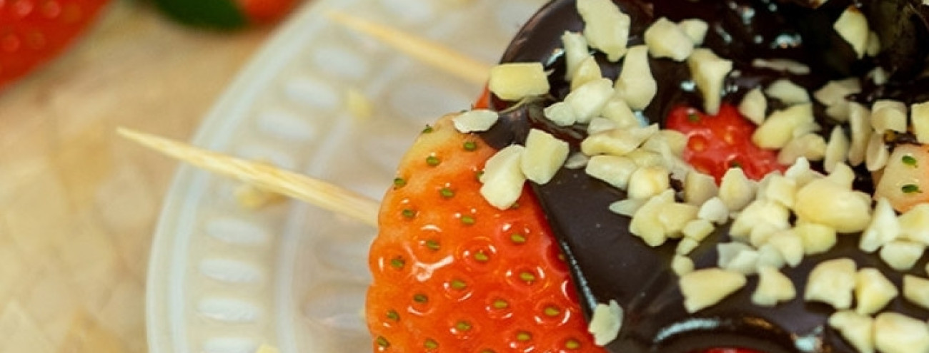 ESPETADA DE MORANGO COM CHOCOLATE E AMÊNDOAS