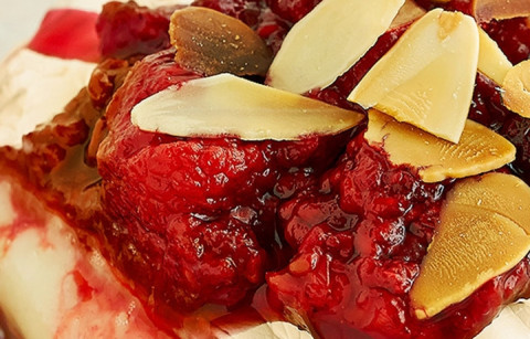 QUEIJO GRATINADO COM FRUTOS SILVESTRES