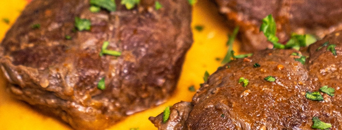 BOCHECHAS DE PORCO PRETO COM PURÉ DE BATATA DOCE