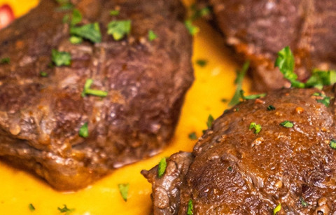 BOCHECHAS DE PORCO PRETO COM PURÉ DE BATATA DOCE