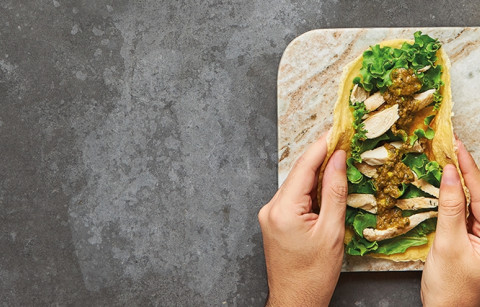 BURRITOS DE FRANGO COM MAIONESE DE ABACATE