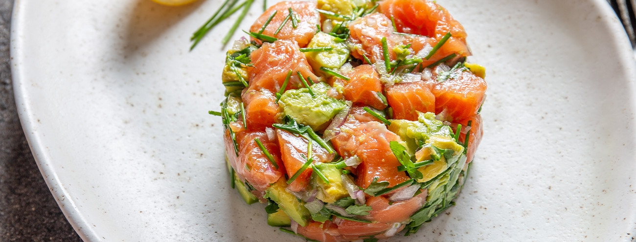 CEVICHE DE SALMÃO COM GUACAMOLE
