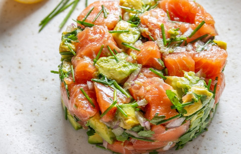 CEVICHE DE SALMÃO COM GUACAMOLE