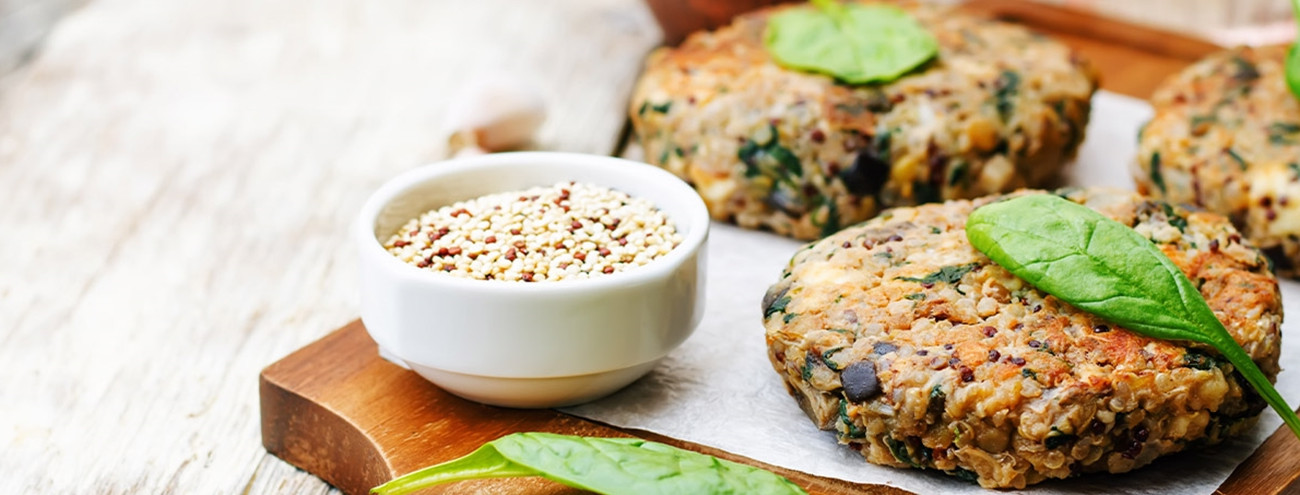 HAMBÚRGUER  DE FRANGO E LEGUMES NO FORNO