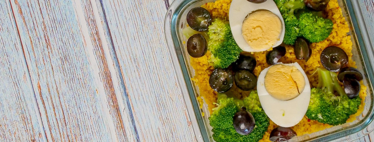 SALADA DE CUSCUZ, LEGUMES E UVAS