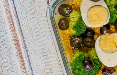 SALADA DE CUSCUZ, LEGUMES E UVAS