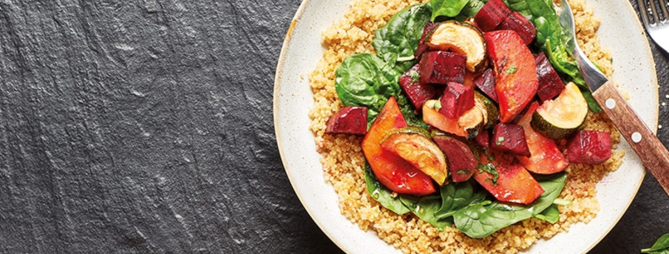 LEGUMES ASSADOS COM QUINOA E VINAGRE BALSÂMICO