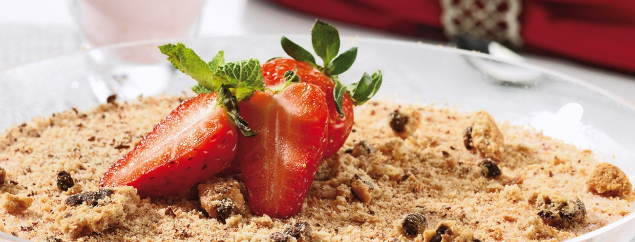 MOUSSE DE MORANGO COM CROCANTE DE CHOCOLATE