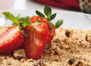 MOUSSE DE MORANGO COM CROCANTE DE CHOCOLATE