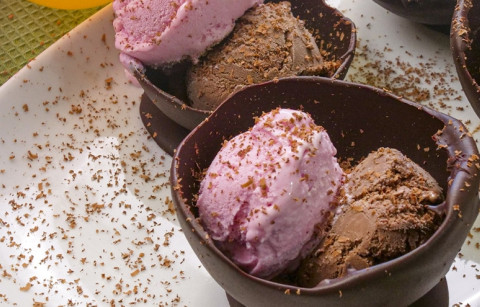 TAÇAS DE CHOCOLATE COM GELADO