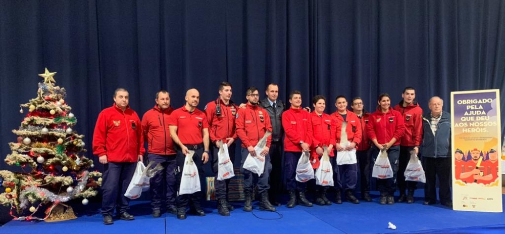 Oferta de bacalhaus aos Bombeiros Voluntários de Cacilhas pelo Intermarché Almada