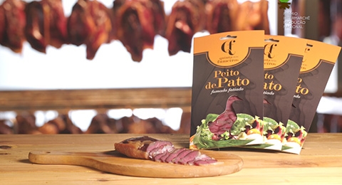 Peito de pato fumado fatiado