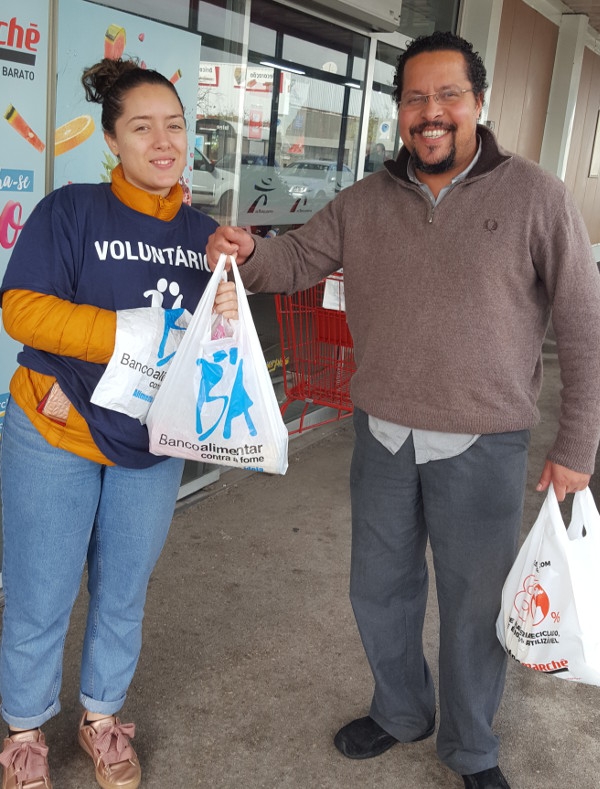 Voluntários do Banco Alimentar Contra a Fome no Intermarché Almada