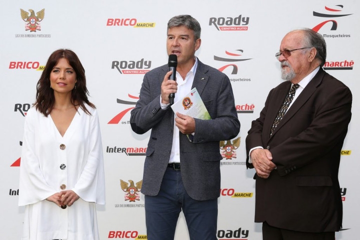 Na fotografia: Isabel Silva (Madrinha da campanha, apresentadora), João Magalhães (administrador do Grupo Os Mosqueteiros) e Jaime Carlos Marta Soares (Presidente da Liga dos Bombeiros Portugueses)